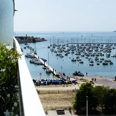 Front De Coeur De Terrasse Et Parking